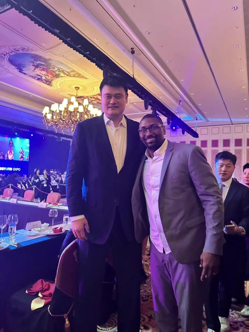 阿泰斯特曬與姚明合照：這是我最喜歡的隊(duì)友 姚??！