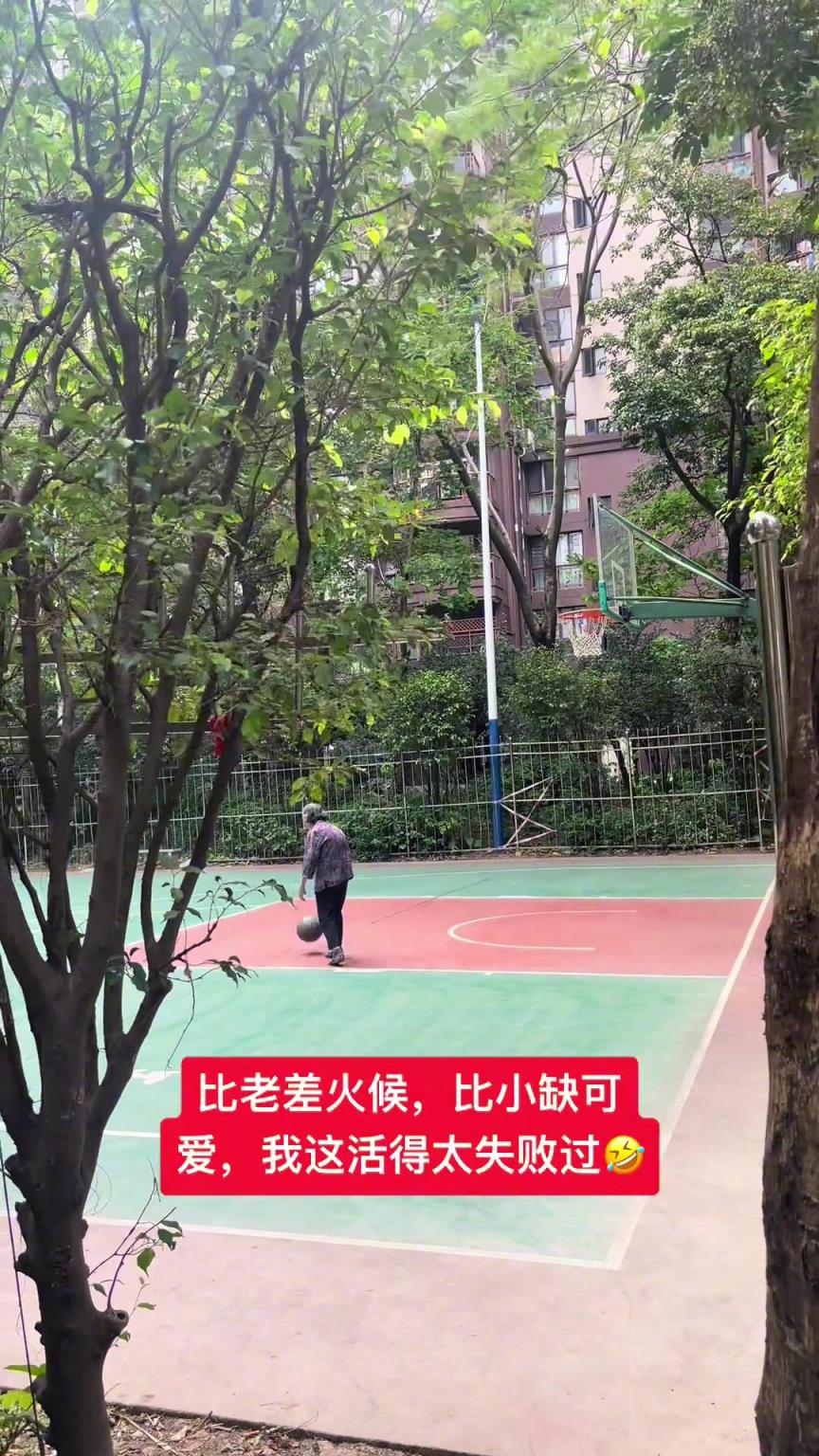 這阿婆單手一投一個(gè)準(zhǔn)，姜還是老的辣