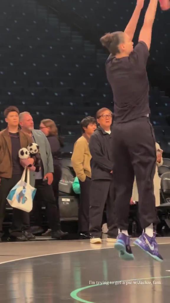 71歲成龍現(xiàn)身巴克萊中心看女籃比賽：她們投籃怎么那么準(zhǔn)?。。?>
                                <div   id=