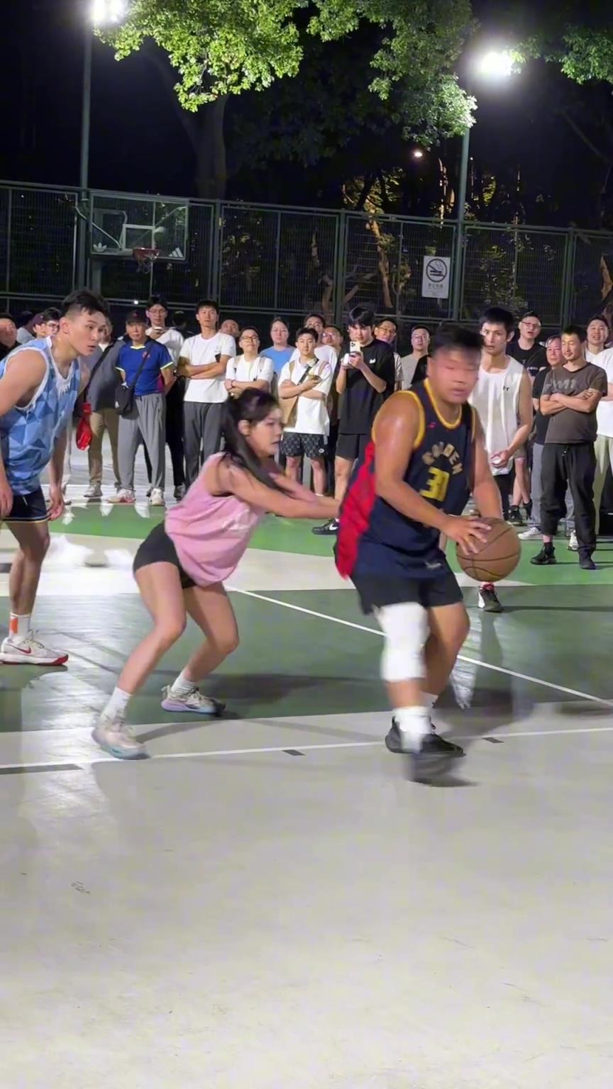 這哥們看見防自己的是女生，一個(gè)勁背打，球也不傳了